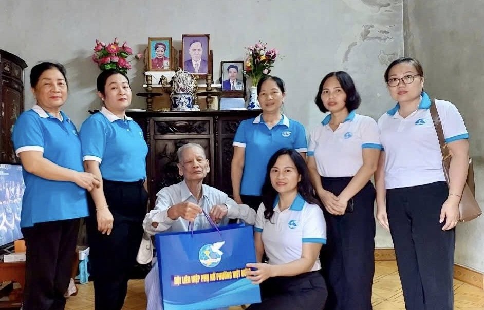 Phụ nữ phường Việt Hưng tiếp nối truyền thống “Uống nước nhớ nguồn”