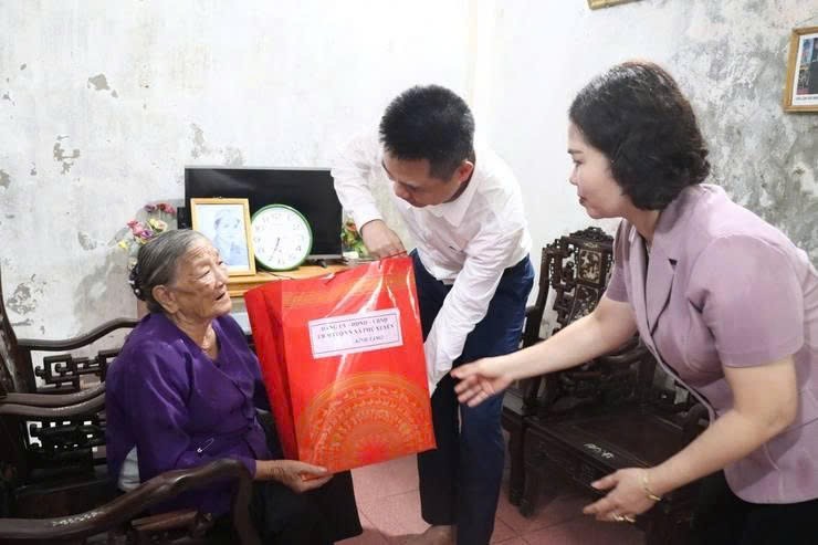 bà Nguyễn Thị Rô – vợ liệt sĩ tại thôn Nguyên Hanh