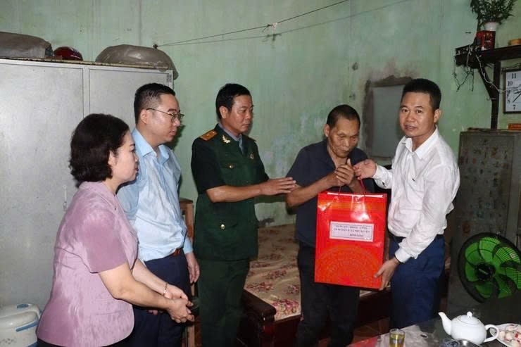 Đồng chí Nguyễn Xuân Thanh  Bí thư Đảng ủy, Chủ tịch HĐND xã đã trực tiếp đến thăm, tặng quà