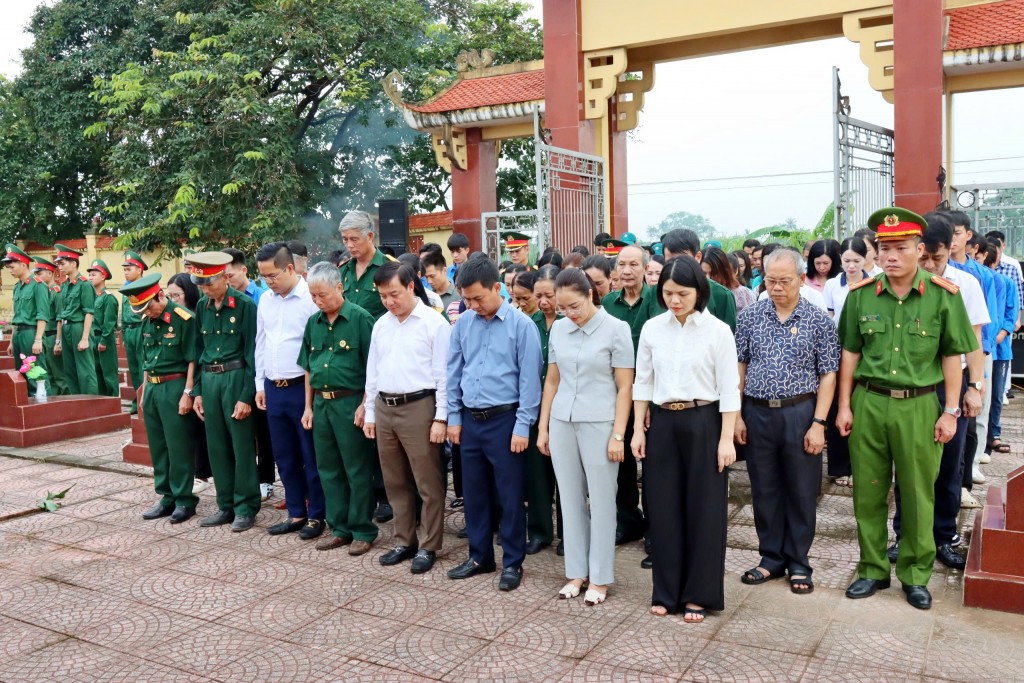Phó Bí thư Thường trực phường Sơn Tây Lê Đại Thăng cùng các đại biểu cúi đầu tưởng nhớ các anh hùng, liệt sỹ