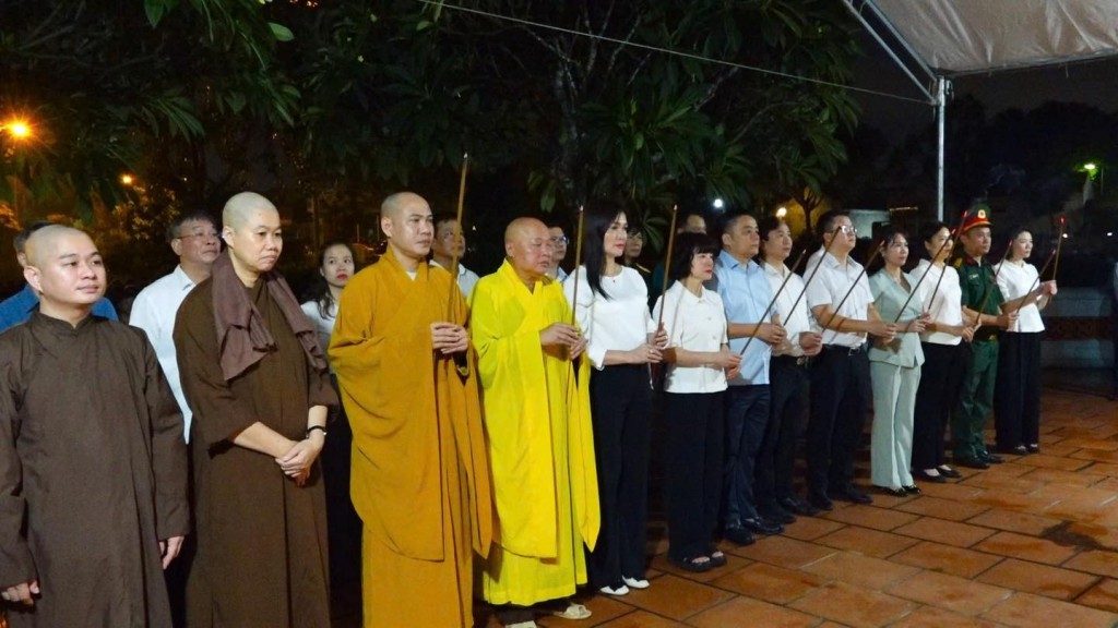 Thắp nến tri ân tại 4 đài tưởng niệm Anh hùng liệt sĩ