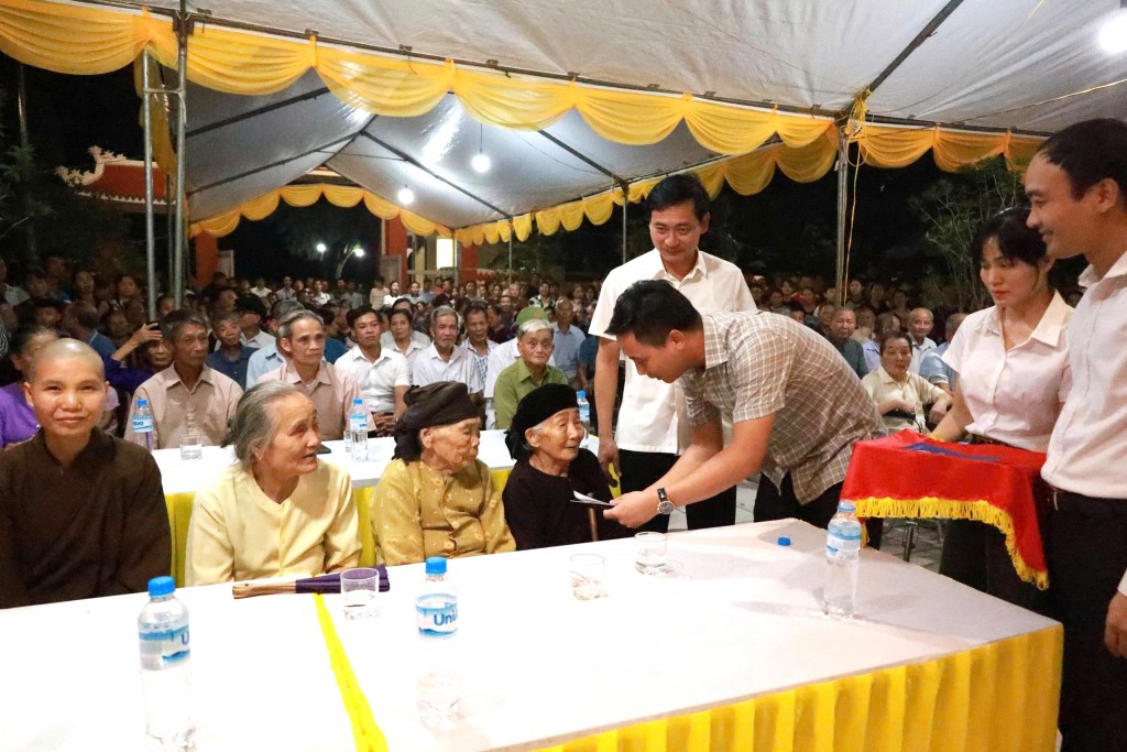 Xúc động hình ảnh tri ân tại xã đảo Minh Châu