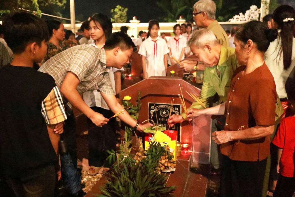 Đồng chí Nguyễn Đức Tiến, Bí thư Đảng ủy và đông đảo người dân xã Minh Châu cùng thắp hương tưởng nhớ những người anh hùng đã hi sinh vì nước