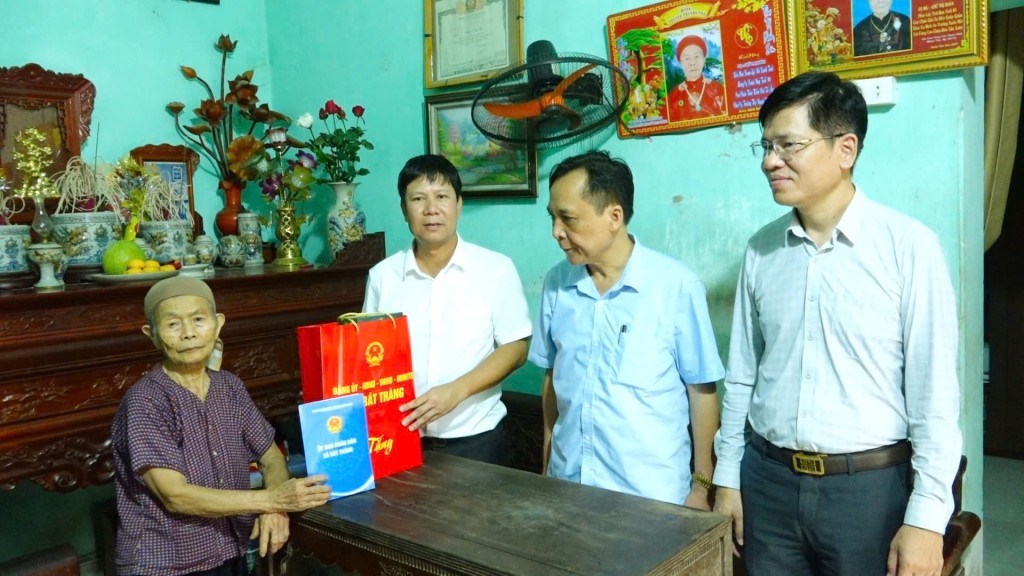Lãnh đạo xã Bát Tràng thăm, tặng quà các gia đình chính sách trên địa bàn.