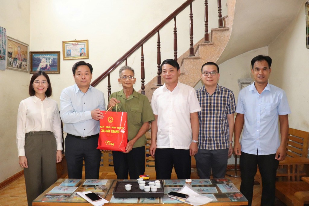 Lãnh đạo xã Bát Tràng thăm, tặng quà gia đình chính sách