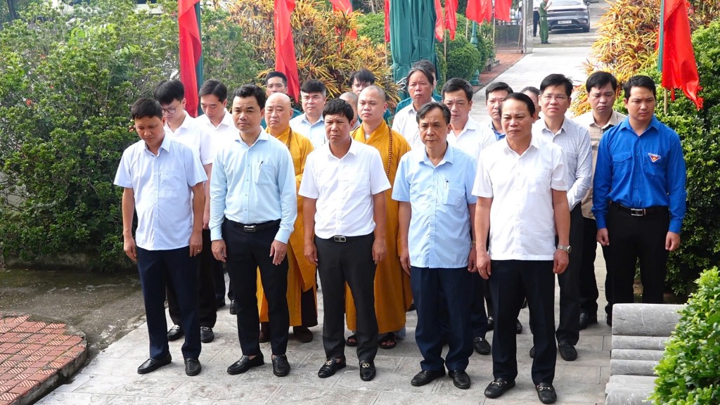 Đoàn đại biểu lãnh đạo Huyện ủy - HĐND - UBND - Ủy ban MTTQ Việt Nam huyện Chương Mỹ dâng hương, tưởng niệm các anh hùng liệt sỹ tại Đài tưởng niệm các anh hùng liệt sỹ 