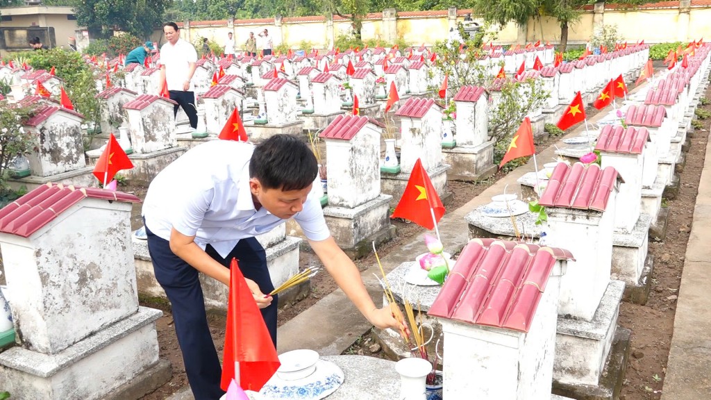 Lãnh đạo xã Bát Tràng thăm, tặng quà gia đình chính sách