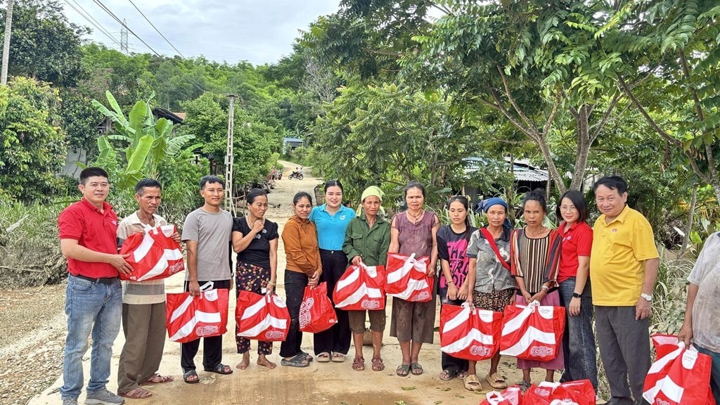 Siêu thị GO! Vinh trao 200 phần quà hỗ trợ người dân vùng lũ Nghệ An. Ảnh: Thanh Tân
