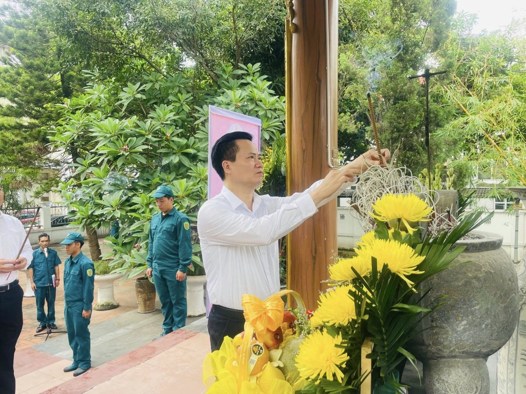 Phường Phúc Lợi dâng hương kỷ niệm 78 năm Ngày Thương binh - Liệt sĩ