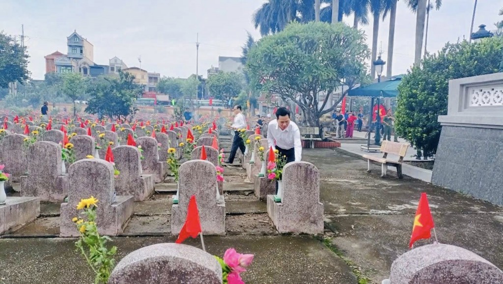 Phường Phúc Lợi dâng hương kỷ niệm 78 năm Ngày Thương binh - Liệt sĩ