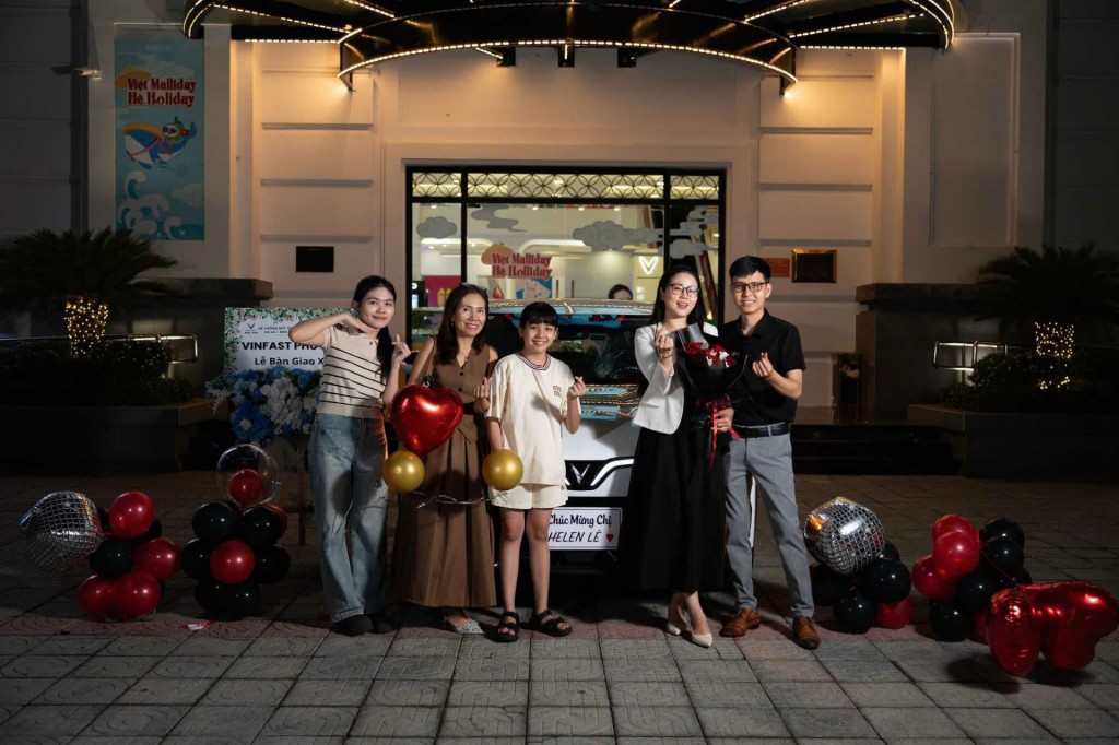 Anh Trường và gia đình trong ngày nhận VinFast VF 7.