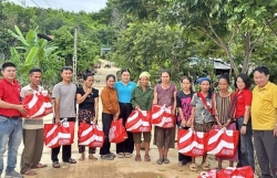 Trao 200 phần quà hỗ trợ người dân vùng lũ Nghệ An
