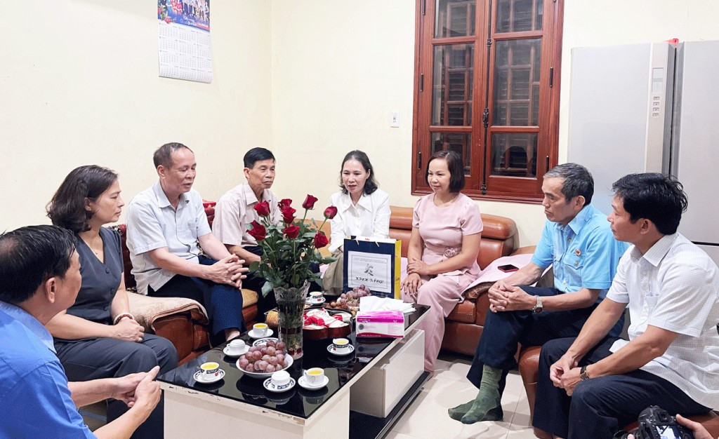 Lãnh đạo phường Dương Nội thăm hỏi, tặng quà tại một số gia đình chính sách tiêu biểu.