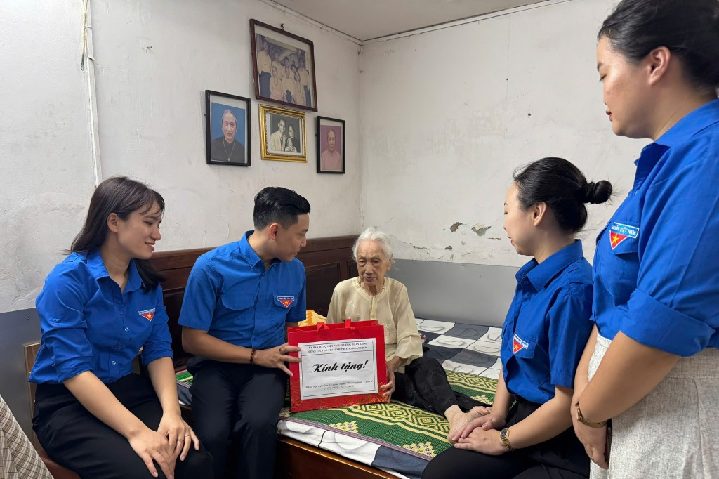 Tuổi trẻ phường Hoàn Kiếm tặng quà Mẹ Việt Nam anh hùng Lê Thị Trình 