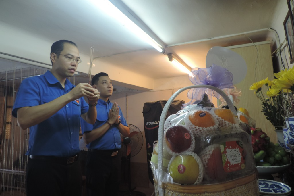 thắp hương tri ân các liệt sĩ tại gia đình Mẹ Việt Nam anh hùng Lê Thị Trình 