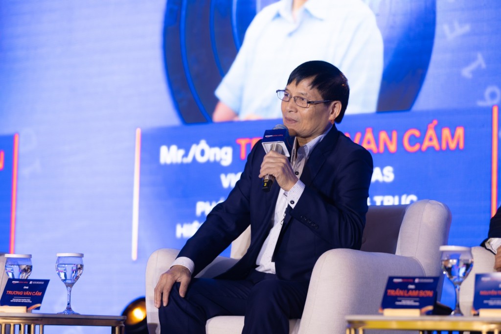 Ông Trương Văn Cẩm, Phó Chủ tịch kiêm Tổng Thư ký Hiệp hội Dệt may Việt Nam (VITAS) khuyên doanh nghiệp cần chuyển đổi tư duy từ gia công sản xuất sang xây dựng thương hiệu khi tham gia xuất khẩu qua thương mại điện tử