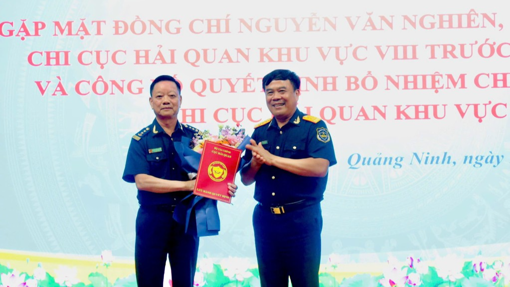 Đồng chí Nguyễn Văn Thọ, Cục trưởng Cục Hải quan trao quyết định nghỉ hưu theo nguyện vọng cá nhân đối với đồng chí Nguyễn Văn Nghiên, Chi cục trưởng Chi cục Hải quan khu vực VIII.