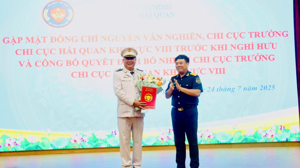 Cục trưởng Cục Hải quan trao quyết định bổ nhiệm đồng chí Phạm Quốc Hưng giữ chức Chi cục trưởng Chi cục Hải quan khu vực VIII.