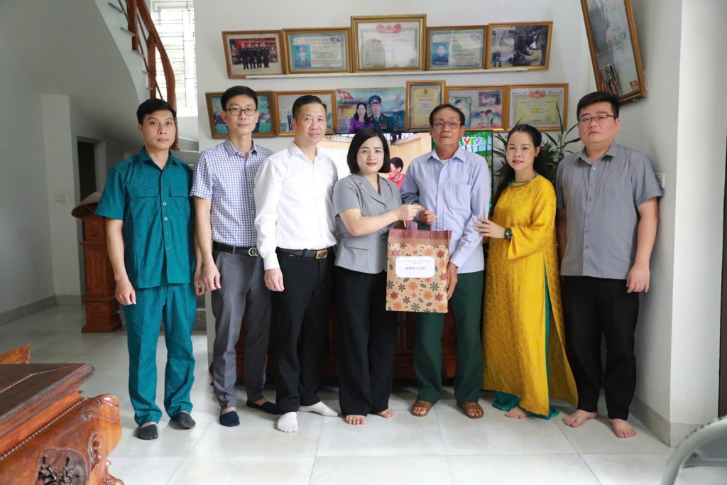 Mẹ Việt Nam anh hùng xúc động đón nhận quà từ Bí thư Đảng ủy xã Mê Linh