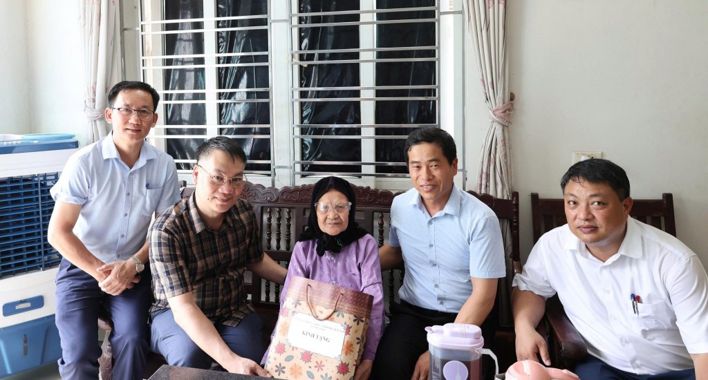 Đoàn công tác do Bí thư xã Mê Linh Nguyễn Anh Tuấn dẫn đầu thăm hỏi, động viên Mẹ VNAH nhân kỷ niệm 78 năm ngày Thương binh - Liệt sỹ