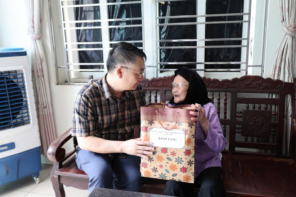 Bí thư Đảng ủy xã Mê Linh Nguyễn Anh Tuấn ân cần thăm hỏi Mẹ VNAH