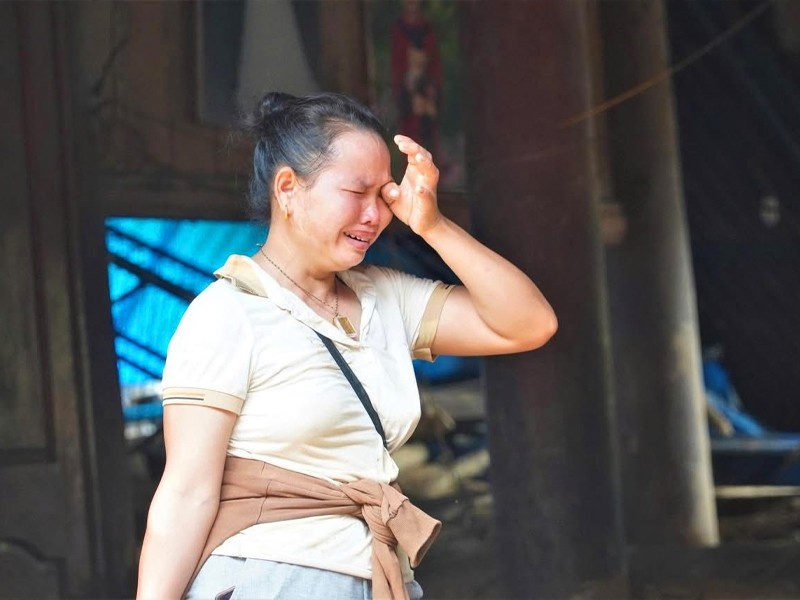 Nghệ An khóc ròng khi nhà và toàn bộ tài sản của gia đình đã bị cuốn trôi. 