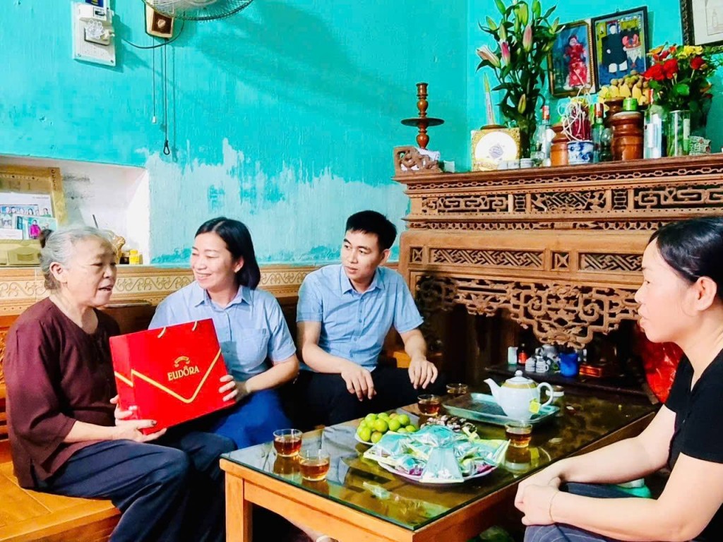 Xã Tây Phương: Thăm hỏi, tri ân người có công, thân nhân liệt sĩ nhân dịp 27/7