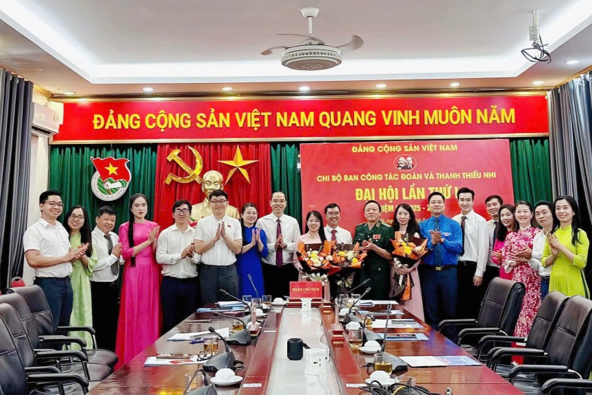 Các vị đại biểu chụp ảnh lưu niệm tại Đại hội 