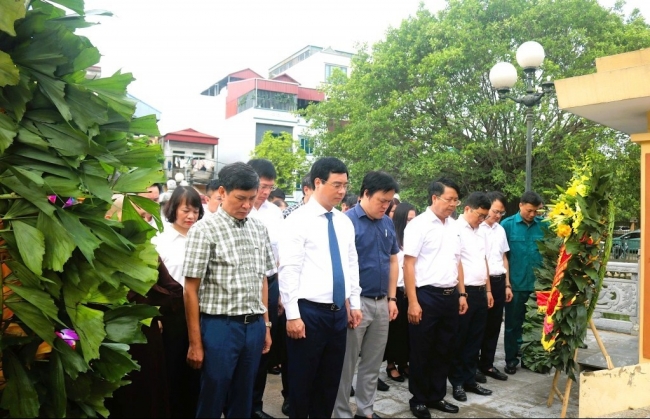 Phường Yên Sở dâng hương, dâng hoa tưởng niệm các Anh hùng liệt sĩ