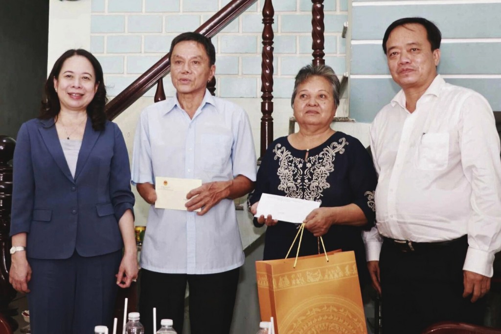 Phó Chủ tịch nước Võ Thị Ánh Xuân thăm, tặng quà gia đình chính sách, người có công ở Cà Mau (Ảnh: H.A).