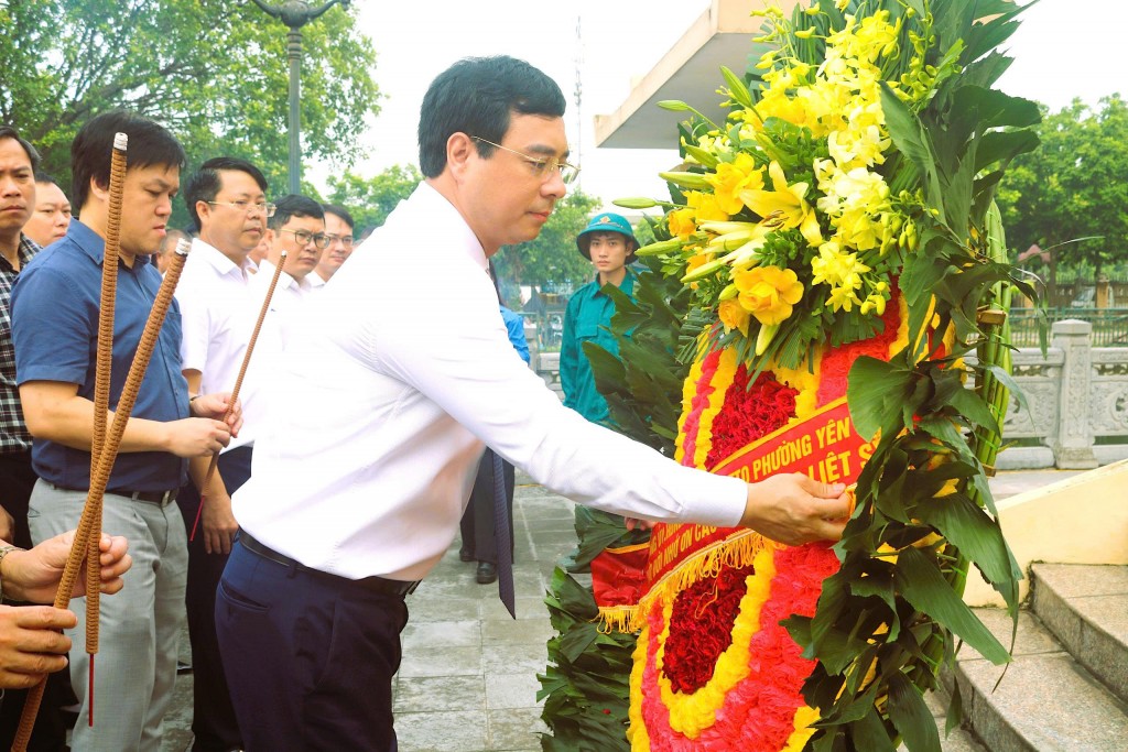 Đồng chí Nguyễn Minh Tâm, Bí thư Đảng uỷ, Chủ tịch HĐND phường Yên Sở chỉnh lại vòng hoa trước khi đoàn dâng lễ