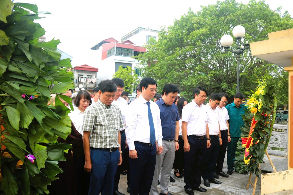 Đoàn dành một phút mặc niệm tưởng nhớ các anh linh