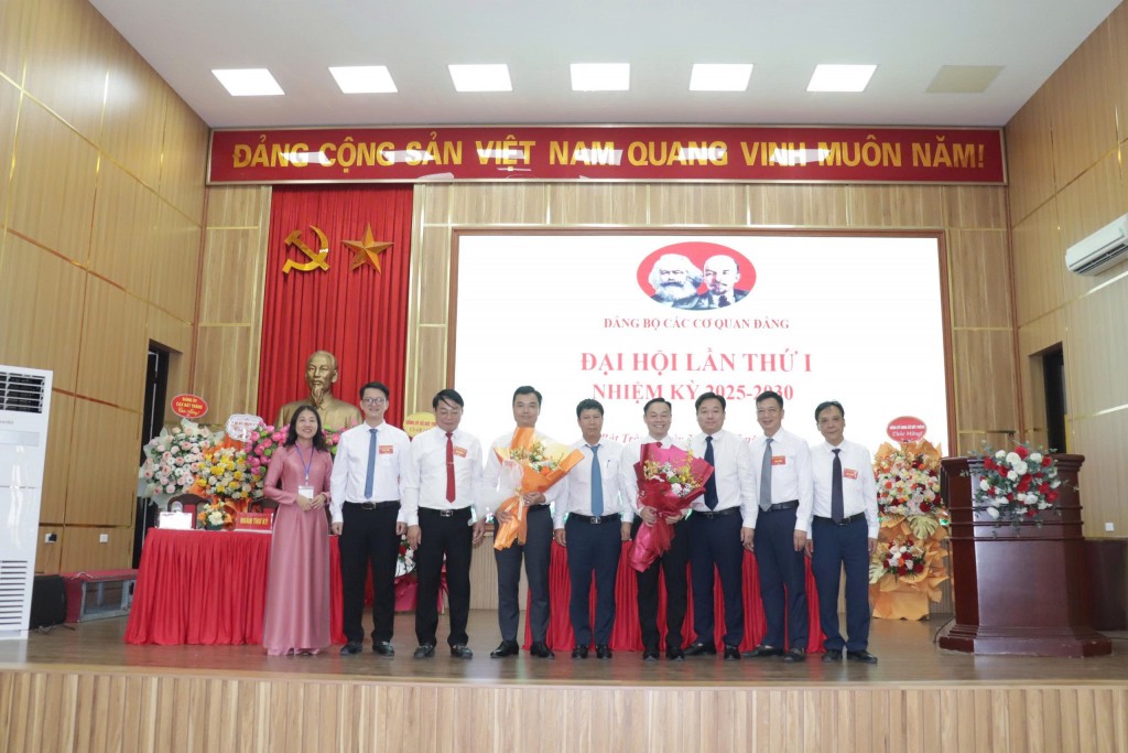Mỗi cán bộ, đảng viên phải luôn nêu cao tính gương mẫu, sáng tạo trong công việc
