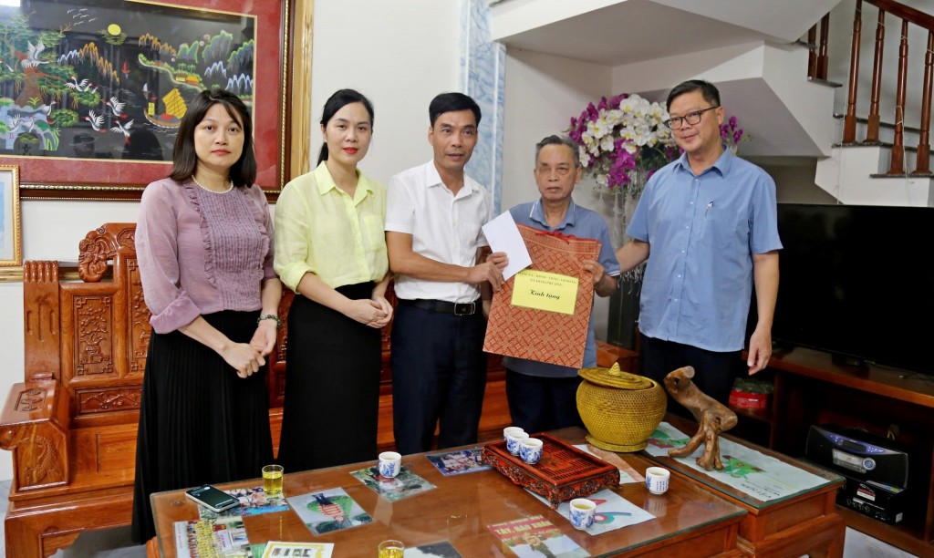 Bí thư Đảng ủy xã Đoài Phương Nguyễn Quang Hán và Trưởng Ban xây dựng Đảng Hà Việt Phong thăm, tặng quà người có công tiêu biểu trên địa bàn