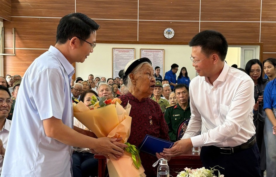 Phú Thượng: Tri ân, tặng quà gần 180 đối tượng chính sách dịp 27/7