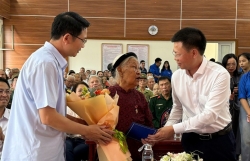 Phú Thượng: Tri ân, tặng quà gần 180 đối tượng chính sách dịp 27/7