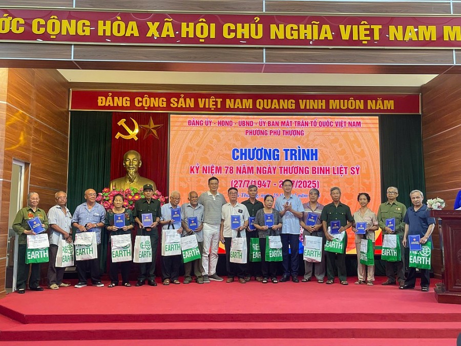Phú Thượng: Tri ân, tặng quà gần 180 đối tượng chính sách dịp 27/7