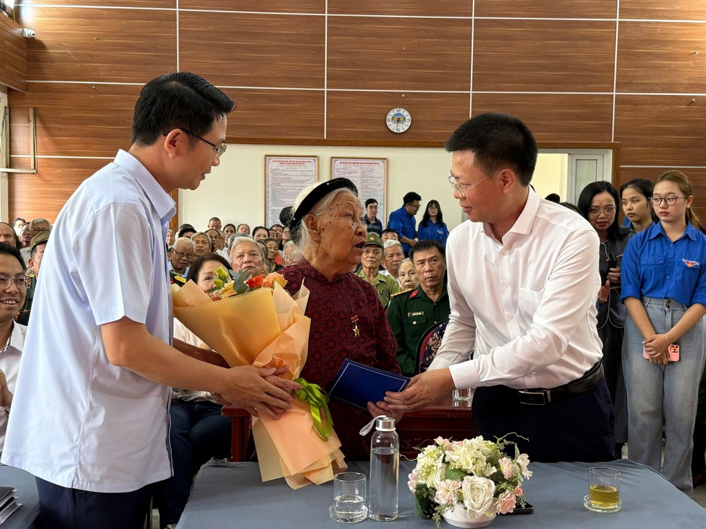 Lãnh đạo phường Phú Thượng tri ân Mẹ Việt Nam anh hùng Công Thị Mùi