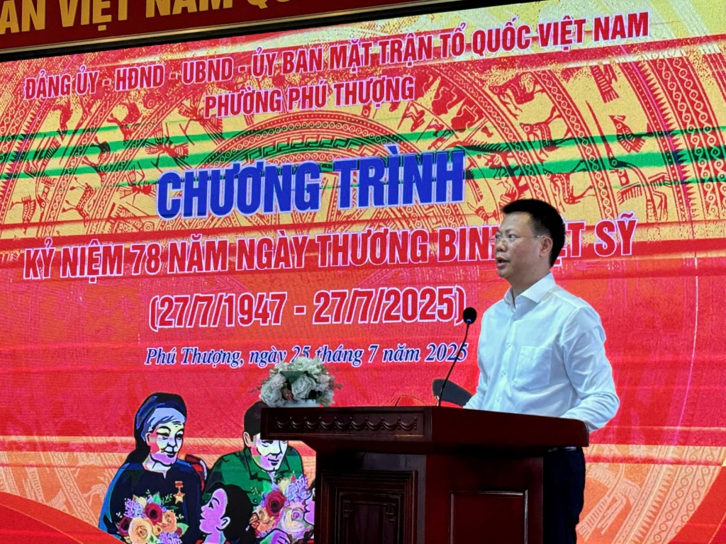 đồng chí Nguyễn Quốc Hà - Bí thư Đảng ủy, Chủ tịch HĐND phường phát biểu tại buổi lễ