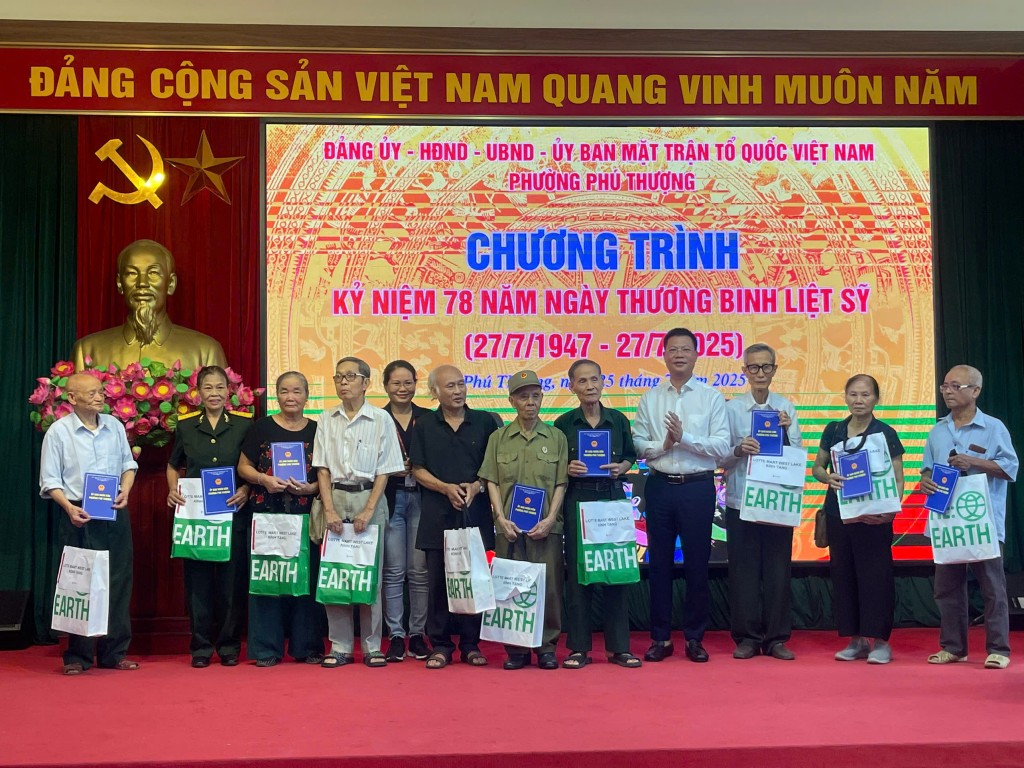 Bí thư Đảng uỷ, Chủ tịch HĐND phường Nguyễn Quốc Hà tặng quà các đối tượng chính sách