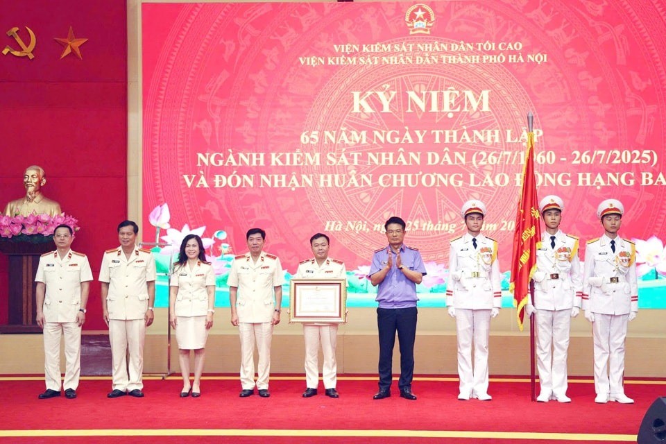 Thừa ủy quyền của Chủ tịch nước, Viện trưởng VKSND Tối cao Nguyễn Huy Tiến trao Huân chương Lao động hạng Ba tặng VKSND thành phố Hà Nội
