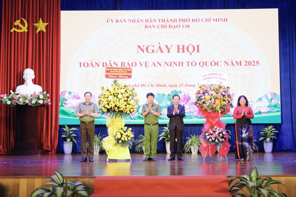 Thượng tướng Lê Văn Tuyến, Thứ trưởng Bộ Công an và bà Nguyễn Trường Nhật Phượng, Phó Chủ tịch HĐND TP Hồ Chí Minh đã tặng hoa chúc mừng Ban Chỉ đạo 138 Thành phố và Trường Cao đẳng Công nghệ Đồng An vì những đóng góp tích cực trong phong trào toàn dân bảo vệ an ninh Tổ quốc.