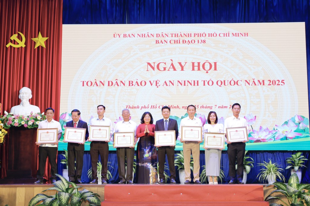 Nguyễn Trường Nhật Phượng, Phó Chủ tịch HĐND TPHCM trao khen thưởng cho các tập thể, cá nhân có thành tích xuất sắc