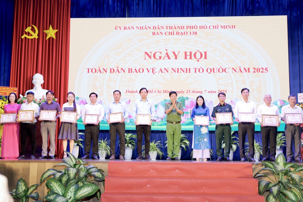 Thiếu tướng Nguyễn Thanh Hưởng, Phó Giám đốc CATP trao khen thưởng cho các tập thể, cá nhân có thành tích xuất sắc - Ảnh: Trọng Anh