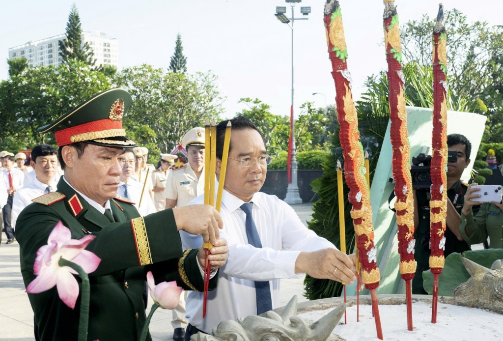 Chủ tịch UBND TPHCM Nguyễn Văn Được và Thiếu tướng Trần Ngọc Minh dâng hương tưởng niệm Mẹ Việt Nam Anh hùng, Anh hùng liệt sĩ.