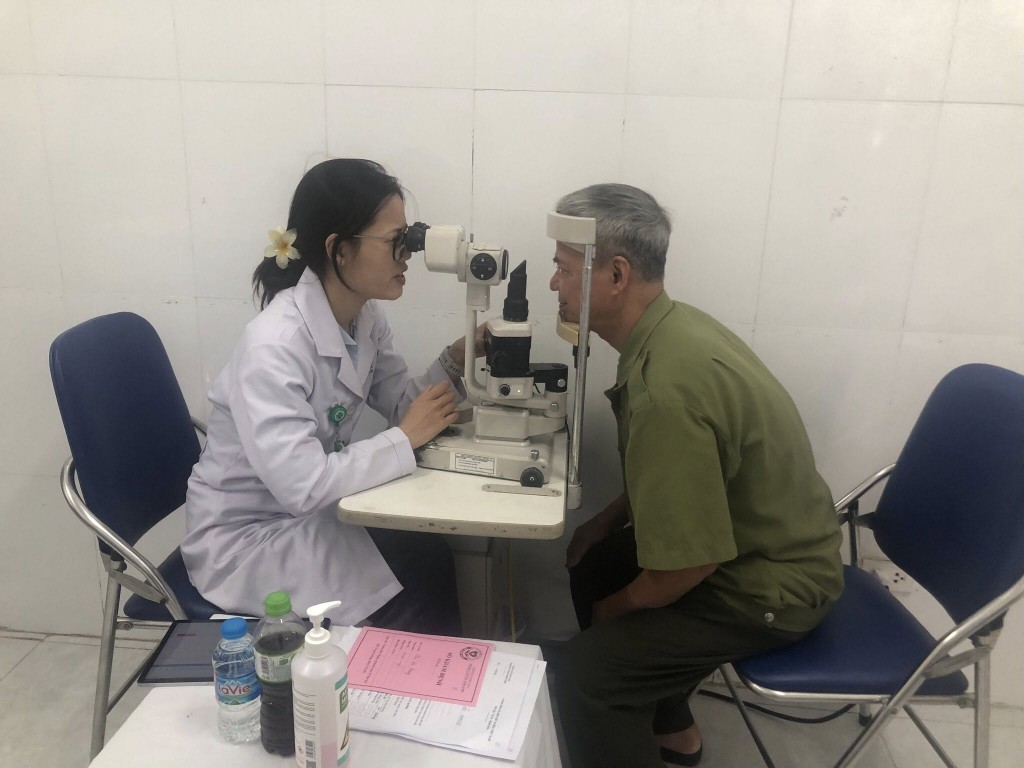 Chăm sóc sức khỏe cho các gia đình chính sách, người có công