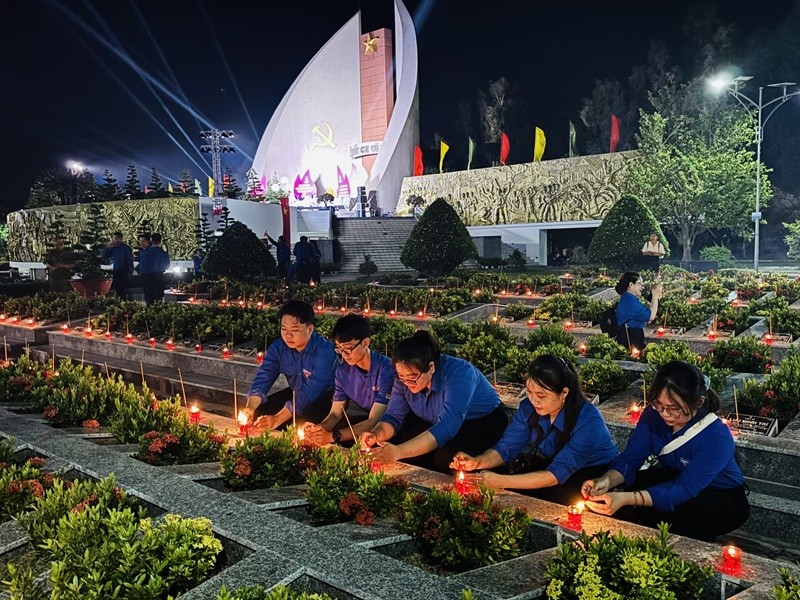 Đoàn viên, thanh niên thắp nến tri ân các Anh hùng liệt sĩ.