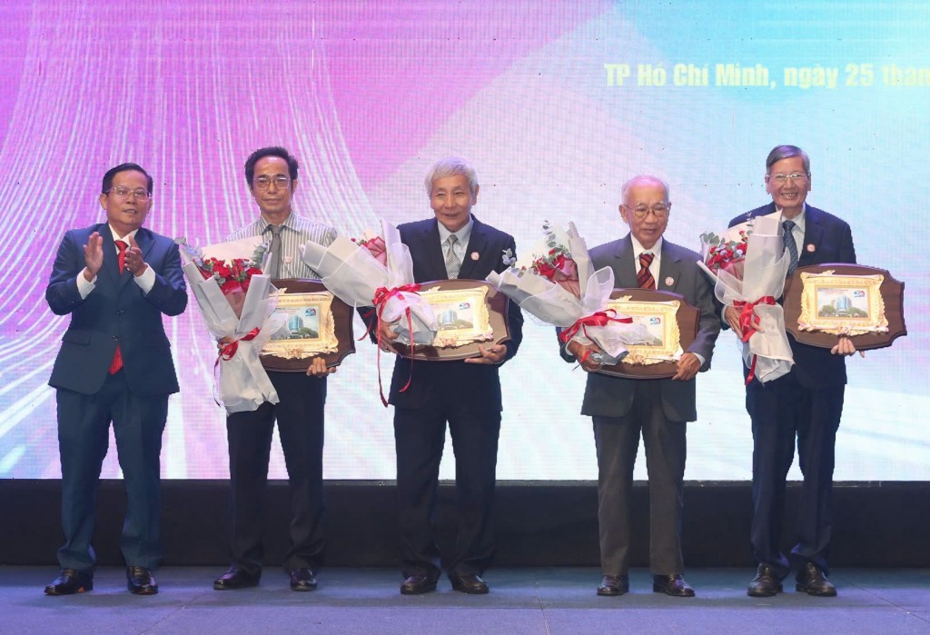 Tổng Biên tập Báo Người Lao Động Tô Đình Tuân tri ân các nguyên Tổng Biên tập của báo qua các thời kỳ