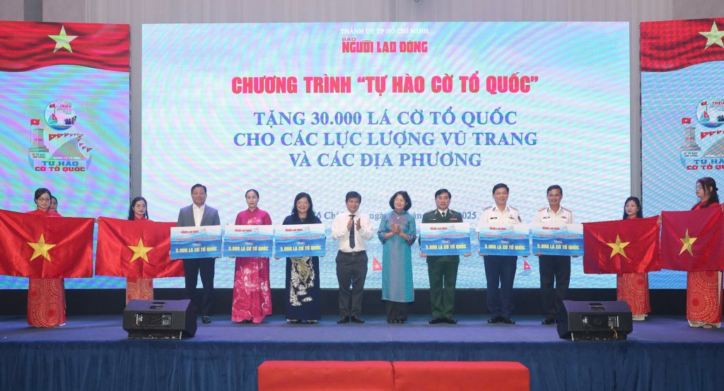 Báo Người Lao động trao tặng 30.000 lá cờ Tổ quốc cho các lực lượng vũ trang và các địa phương