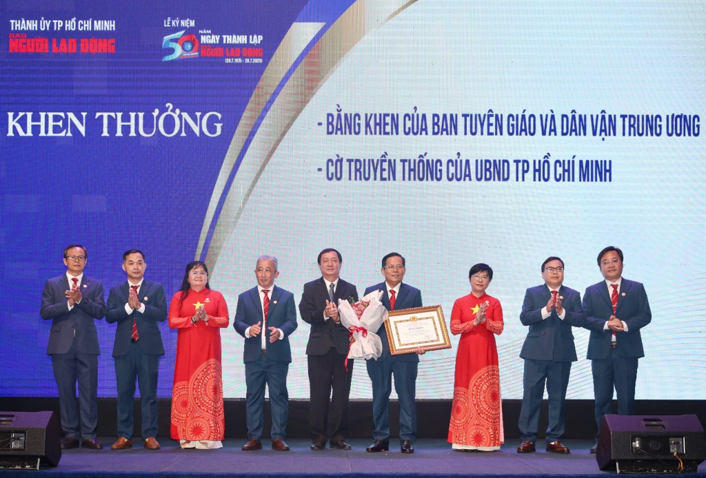 Báo Người Lao Động nhận Cờ Truyền thống và Bằng khen